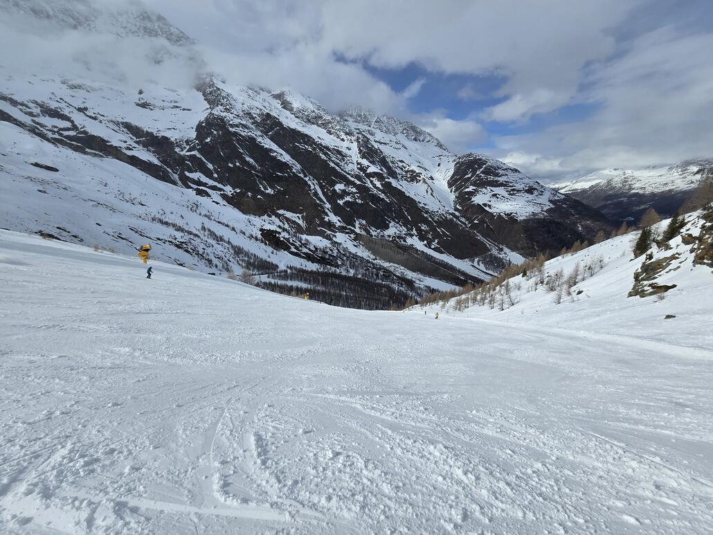 Talabfahrt am Morenia noch relativ gut in Schuss, oberhalb der Traverse beginnt der Schnee jedoch nass zu werden.