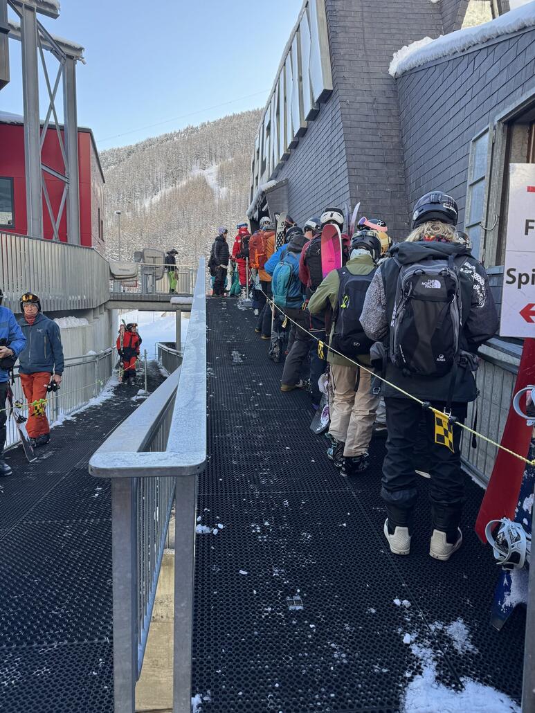 Abwarten der Öffnung nach den Lawinensprengungen