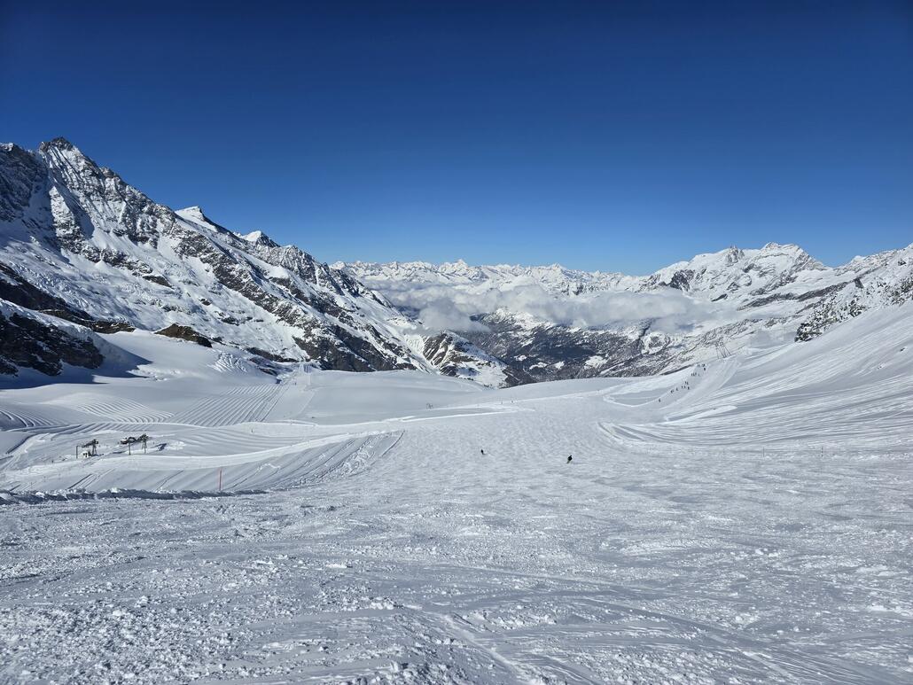 Auf den Mittelallalin. Wie es scheint, ist nur hier in Saas-Fee so strahelnd schönes Wetter. Richtung Rhonetal (und auch in Saas-Grund) hängt immer noch der Nebel.