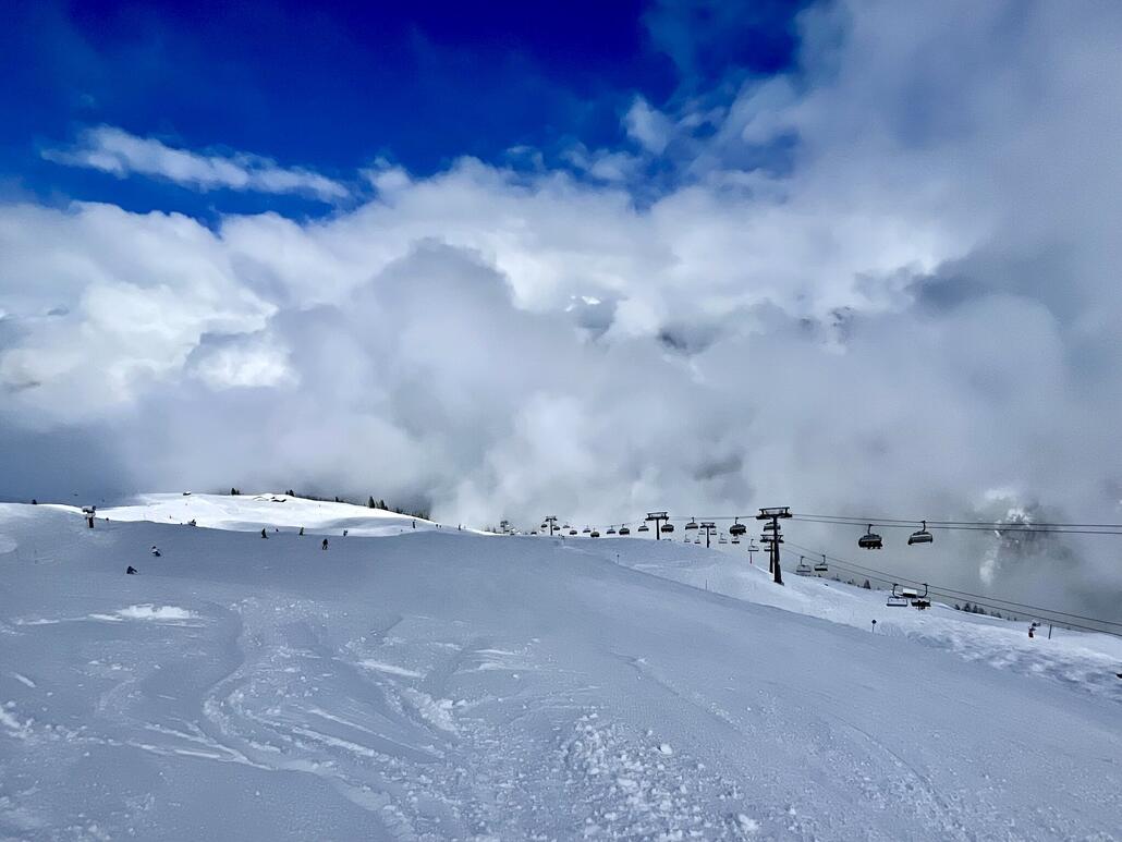 Herrlich für 5 Abfahrten, auf frischen immer noch gut gepisteten pulver Pisten