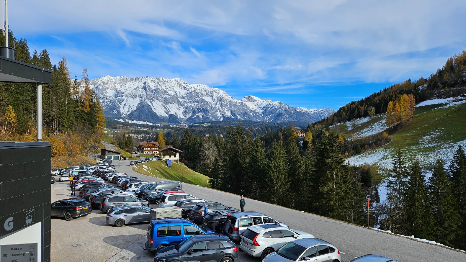 Parkplätze waren gut belegt.