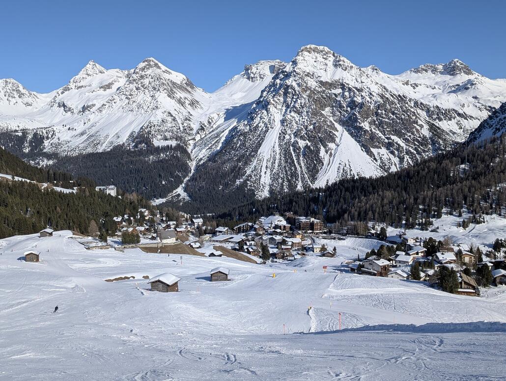 Malerisches Innerarosa mit der Mederger Flue (ganz links), Tiejer Flue, den beiden Furkahörnern, Amselflue, Schiesshorn und Strel