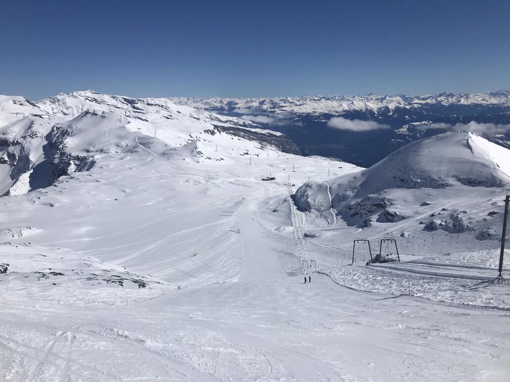 Vorab Gletscher - gelbes Flugzeug links neben der 33