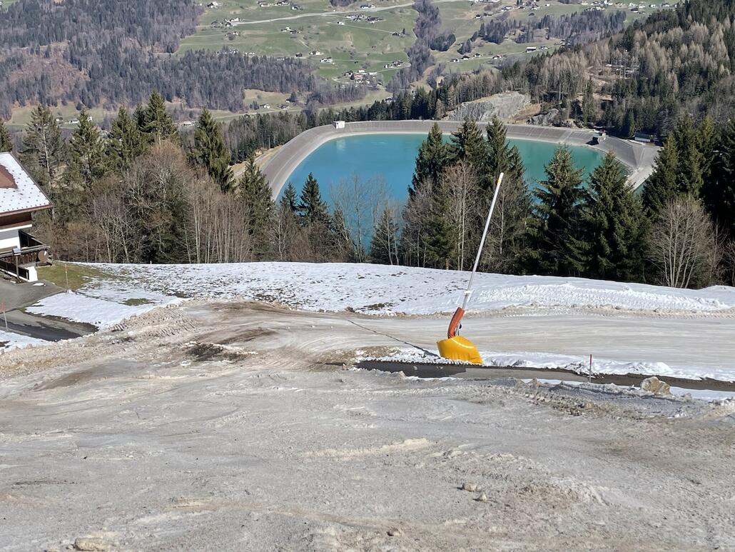 Nur dieser Hang mit Strasse schwierig, am Abend wurde die Strasse auch noch geräumt.