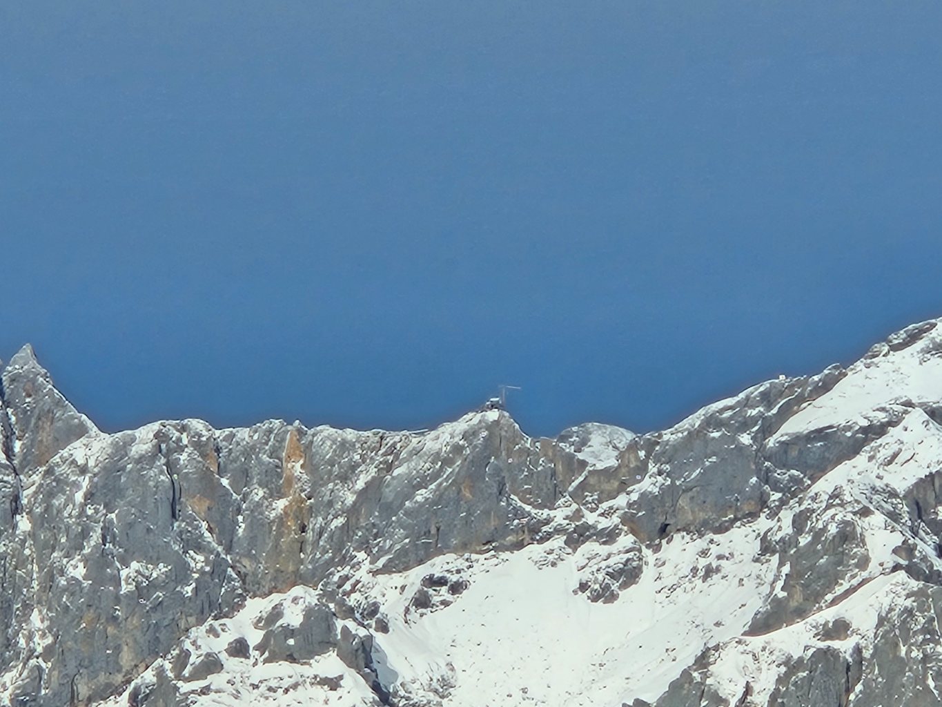 Blick hoch zur höchst gelegenen Baustelle Österreichs, der Dachsteinbahn.