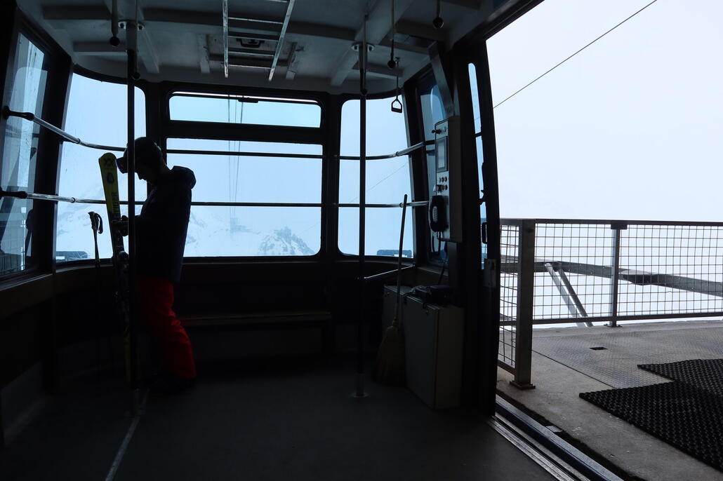 Kurz nach 10 Uhr: Ganze 2 Skifahrer warten auf die erste Fahrt des Tages zur Roten Nase