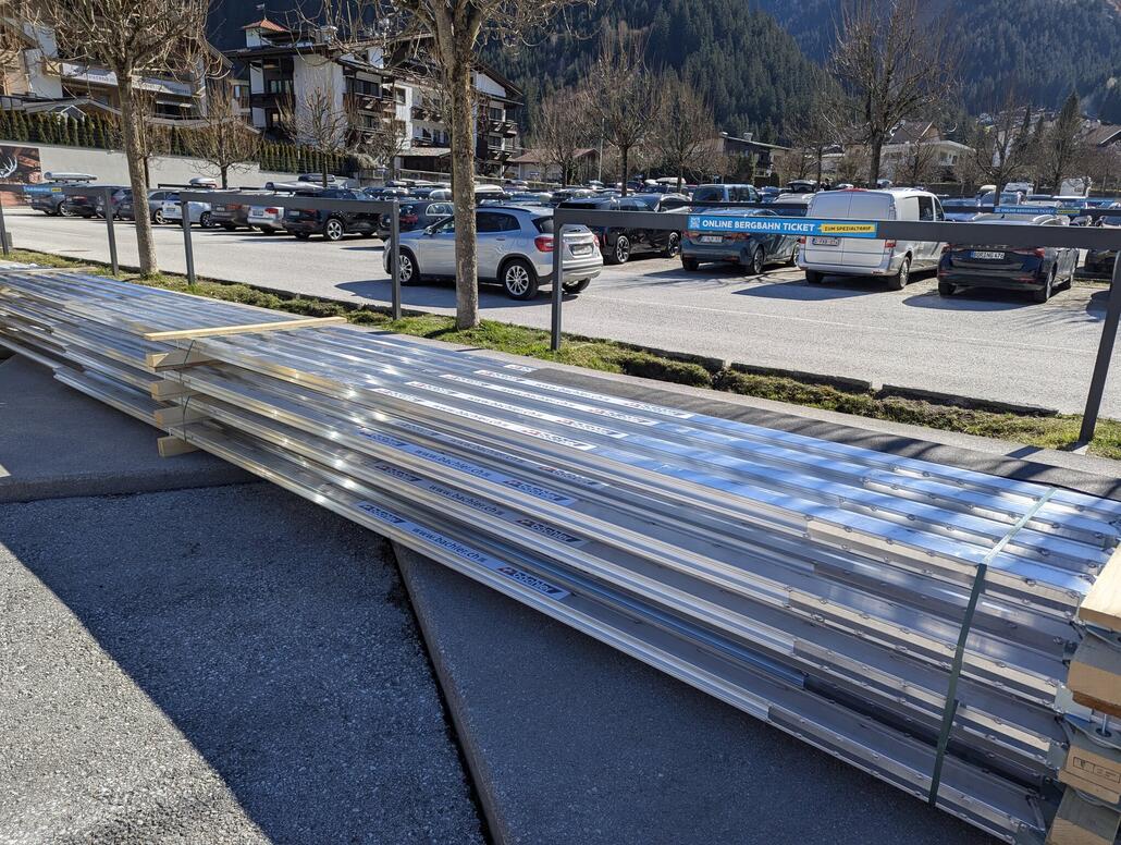 Am Parkplatz viele Lanzen schon für nächste Saison