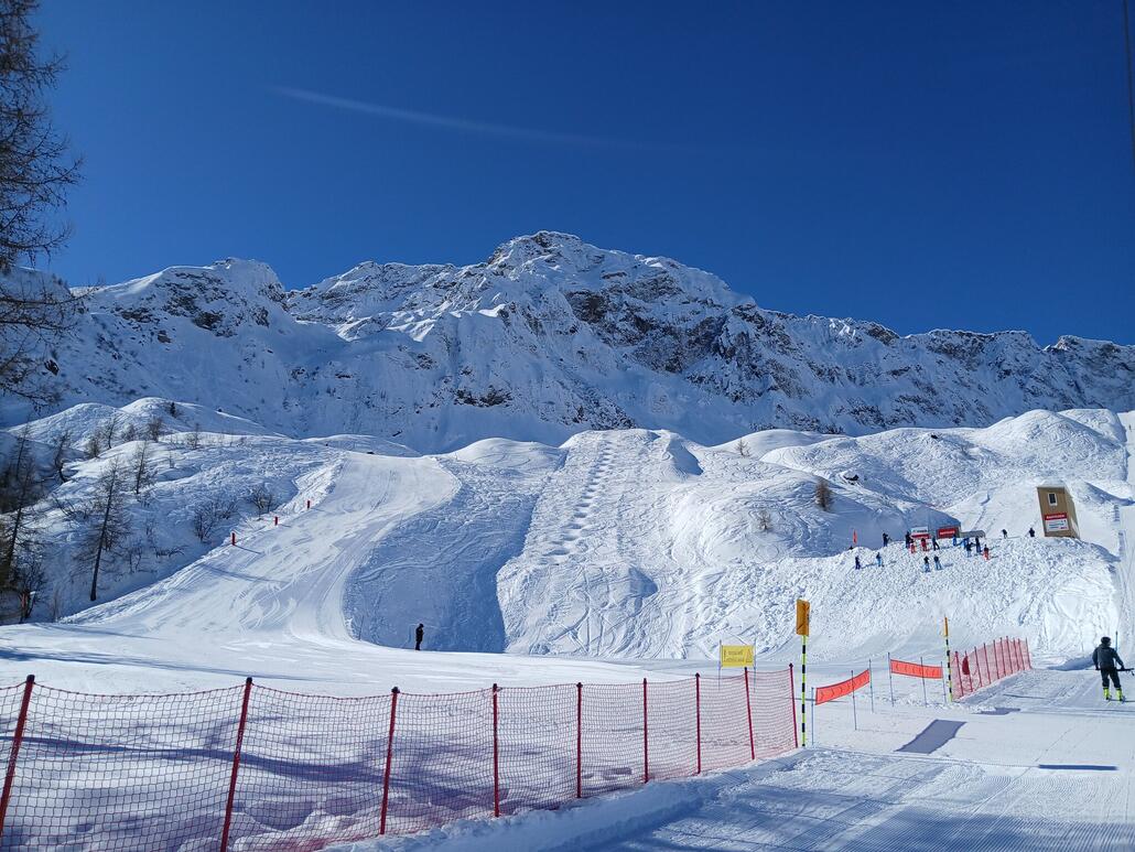 Airolo ist nationales Moguls-Trainigszentrum..Heute trainierten allerdings ukrainische und kasachische Teams hier. Im Hintergrund die beeindruckende Bergkulisse des Gebiets