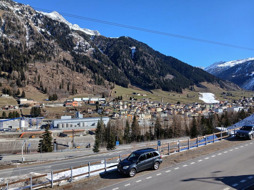 Airolo von der Talstation her. Die Bahnstation liegt Luftlinie bloss ein paar hundert Meter weg, doch dazwischen liegen die Autobahn, die Baustelle für die 2. Gotthardröhre und ein Staubecken, daher muss man den Bus nehmen.