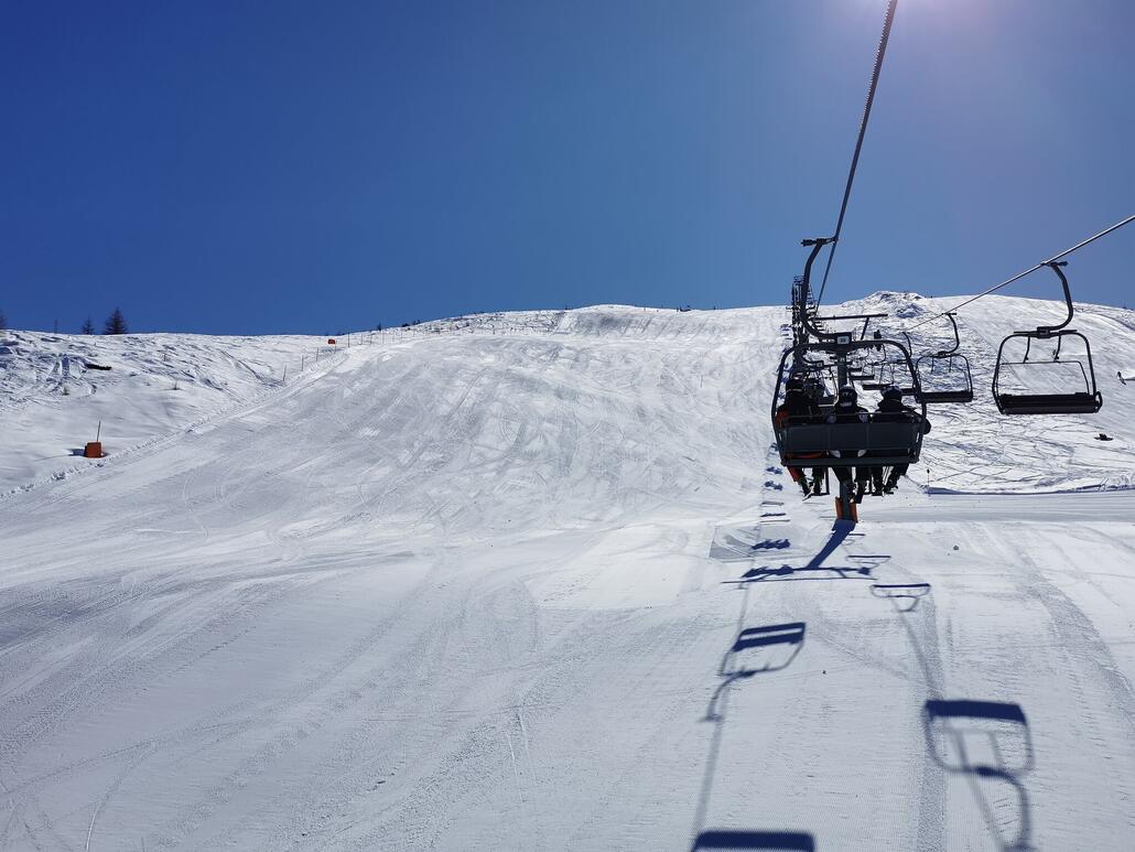 3. Diese Piste hier am 3er war fast ganztags unzerfahren mit Walzenspuren. Obwohl der Parkplatz unten voll war. Die Leute haben sich trotzdem verteilt. Nirgends Anstehzeiten.