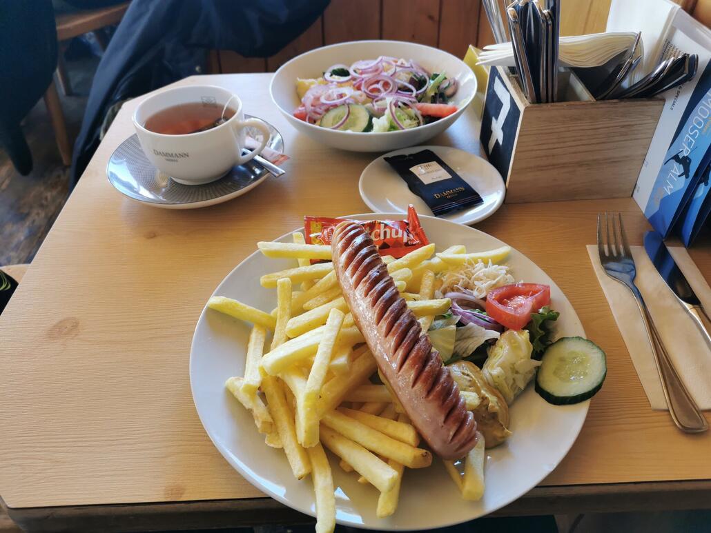 11. Also was zu Essen brauch ich natürlich auch. Und weil mir der Preis des Kaltgetränks zu teuer schien, bin ich mal auf Tee umgeschwenkt. Und siehe da: Dammann The Noir. Da bekommt man wenigstens was für sein Geld. Der ist beim Lebensmittelhändler auch nicht grad billig.