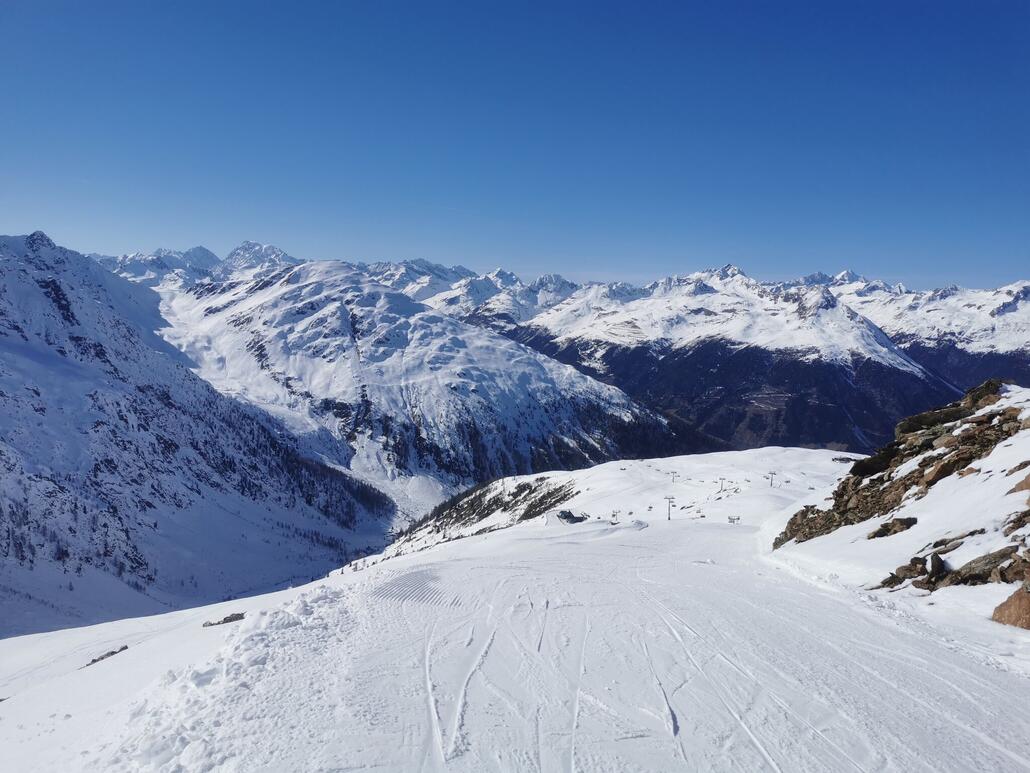 12. Panoramaumfahrung. Ich muss sagen: Allzu groß ist das Skigebiet nicht, aber die Abfahrten haben so viel Spaß gemacht, dass ich von in der Früh bis Liftschluss gefahren bin und es nie langweilig wurde. Top Skigebiet!