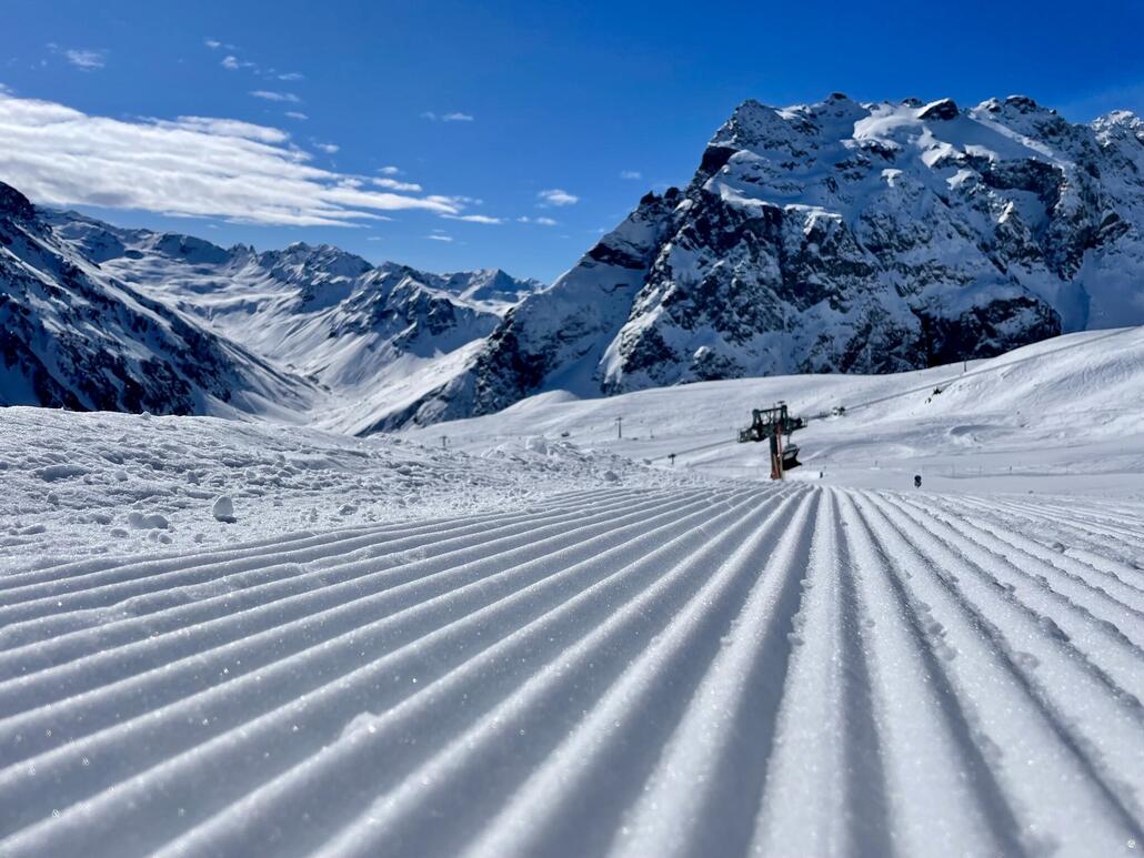 Schön gepistet und tolle pulver-hart Pisten am morgen.