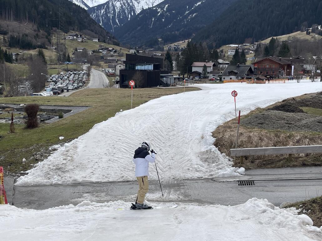 Talabfahrt Gaschurn gibt bald mal nach, an 4 Strassenübergängen ist abschnallen angesagt.