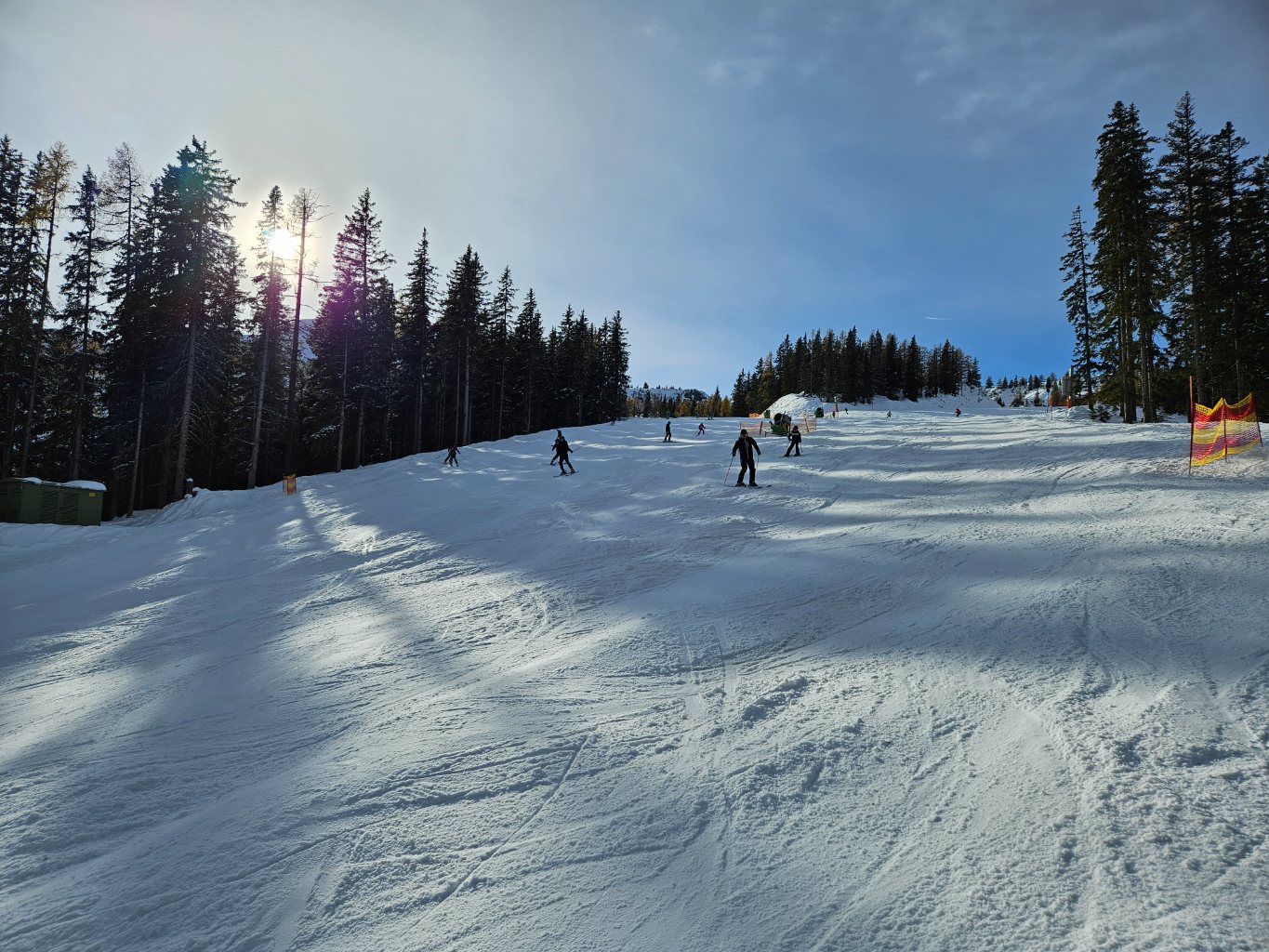 Kurz vor der Talstation ist die Piste schon zerfahren und etwas steinig.