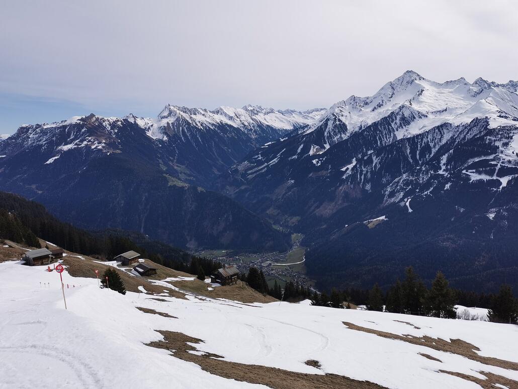 4. Im Tal ist es schon ordentlich grün. Und es wird fleißig gedüngt. :)