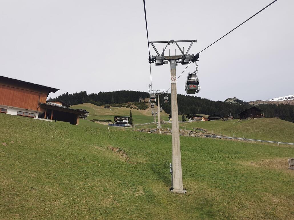 6. Endlich mal wieder eine Seilbahn mit Betonstützen.