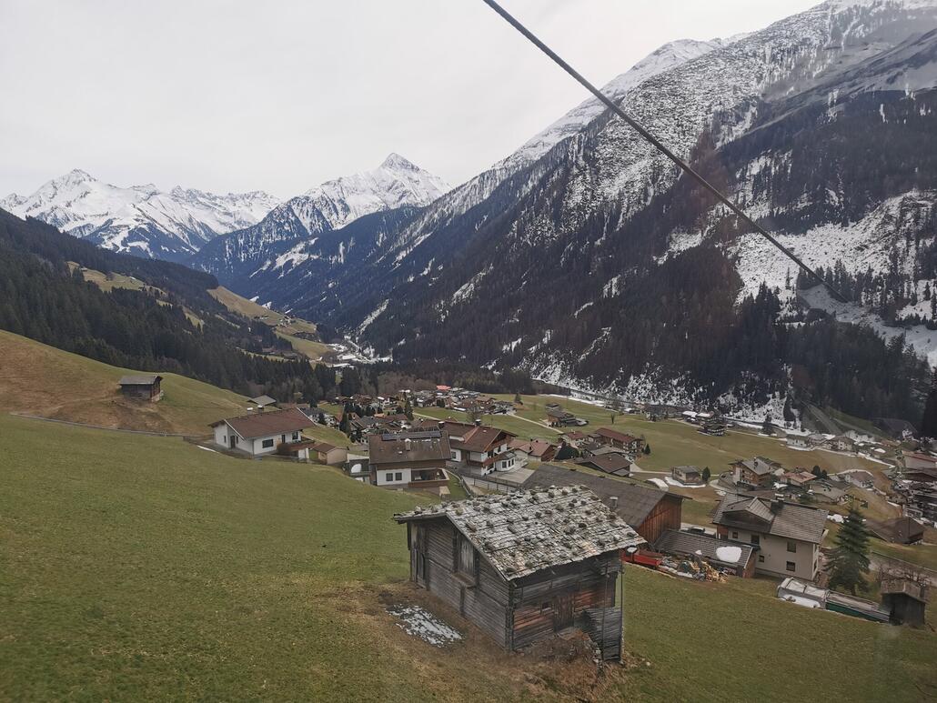 7. Seitenblick mit urigen Heustadl.