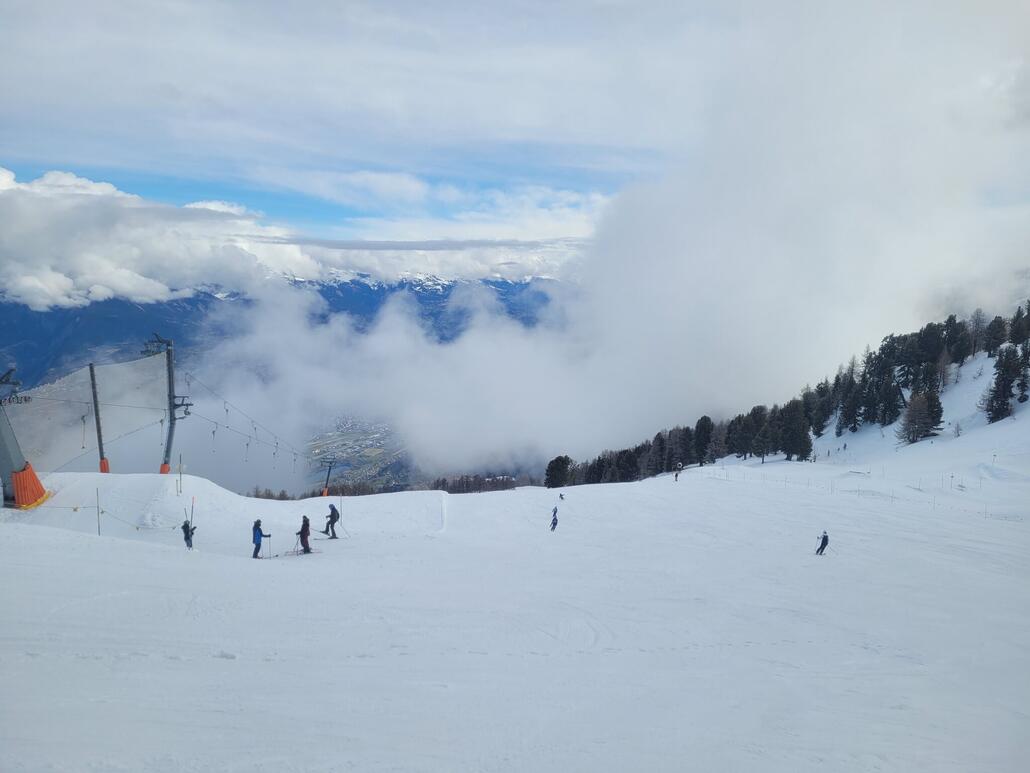 Talabfahrt Nendaz die mit Abstand beste Piste. Fast durchgehend griffig und leer.<br />Die Wolken kommen nahe, halten bisher aber ausreichend Abstand