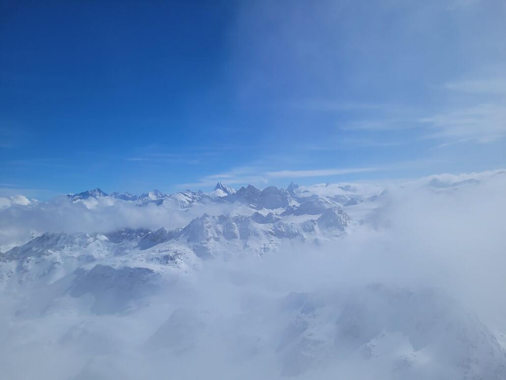Blick vom Mt Fort. Gerade noch rechtzeitig bevor die Wolken komplett reinziehen. Im Bild uA Dent Blanche und Matterhorn