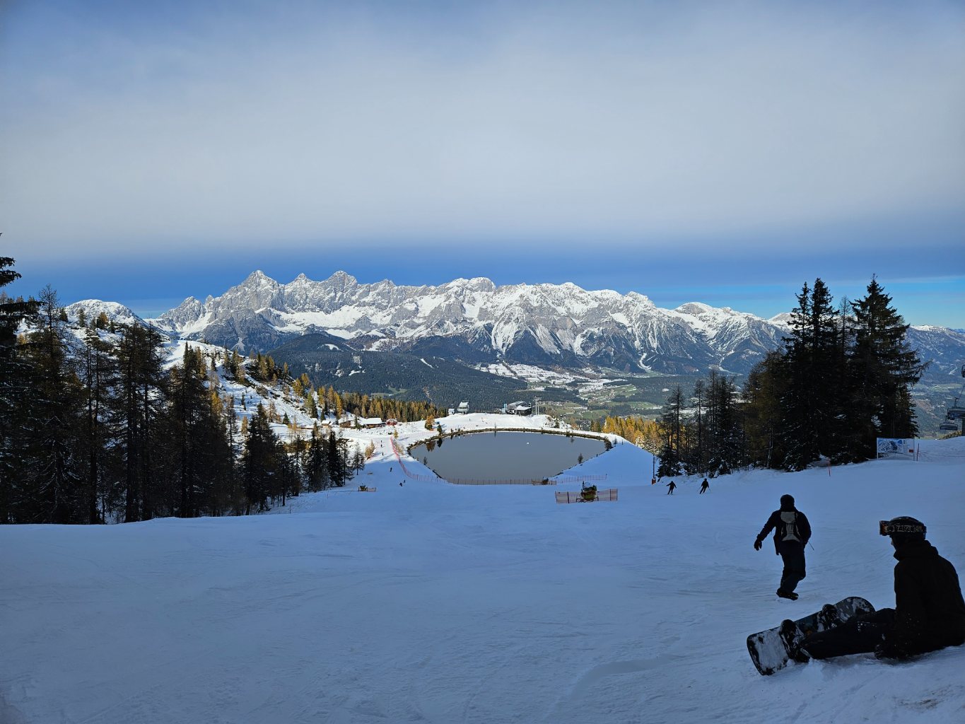 Dachsteinmassiv im Hintergrund mit vollem See für die Beschneiung davor.