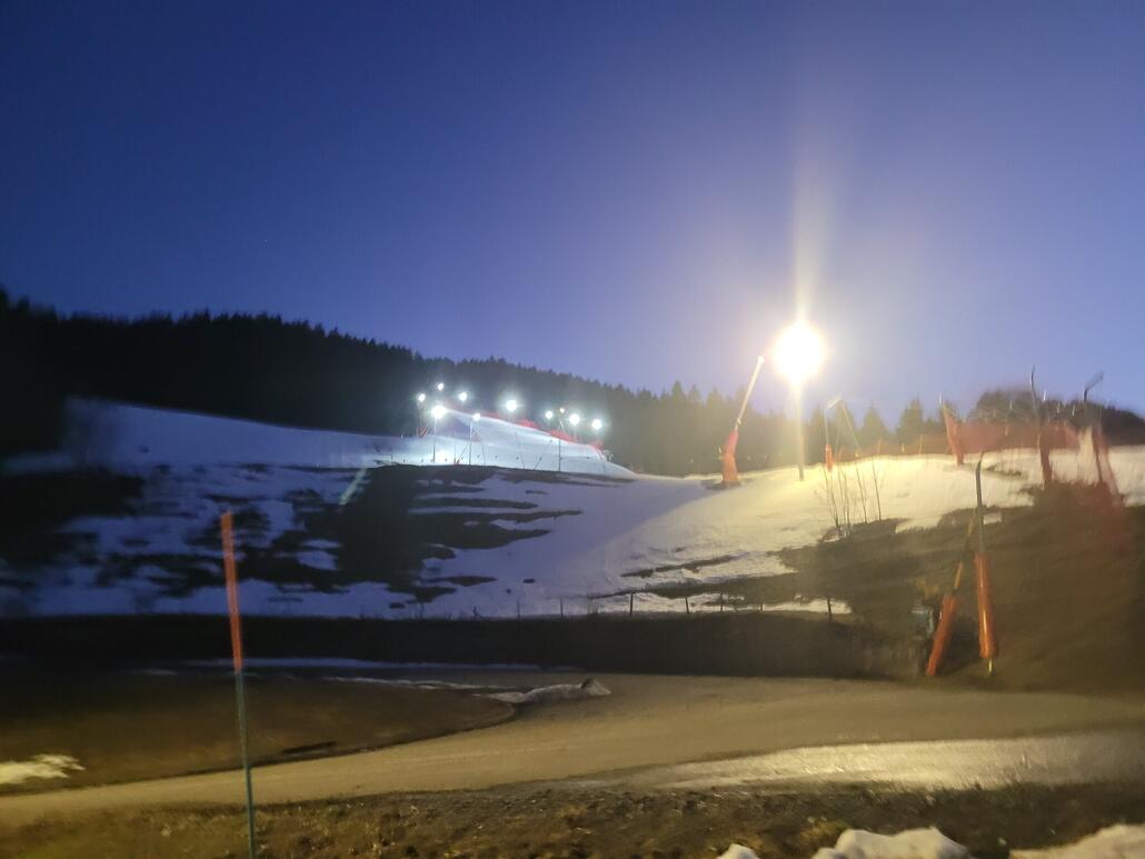 Um halb 8 wurde es dann endlich dunkler und Nachtskiatmosphäre kam auf