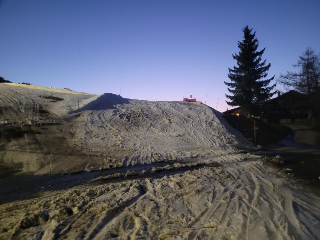 Die Kreuzung selber geht noch mit Ach und Krach mit Ski.  schiebe bei jeder Abfahrt Schnee auf die Kreuzung;)