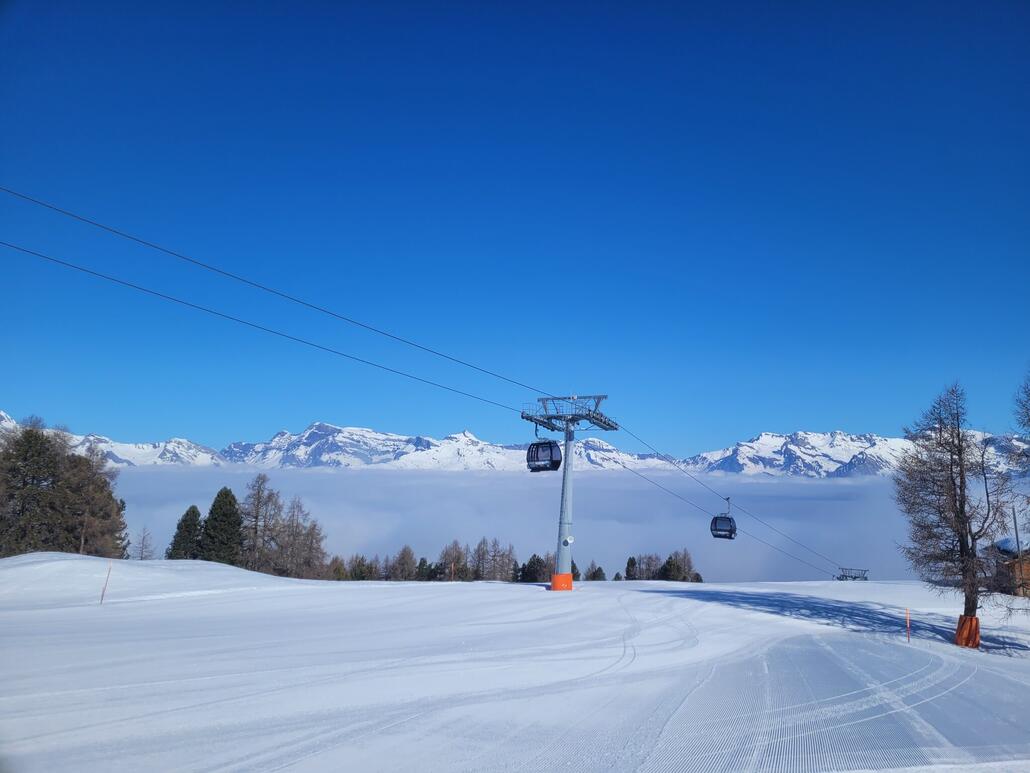 Blick gen Rhonetal. Wolkendecke ungefähr auf Höhe der Mittelstation, Sicht jedoch nicht eingeschränkt.