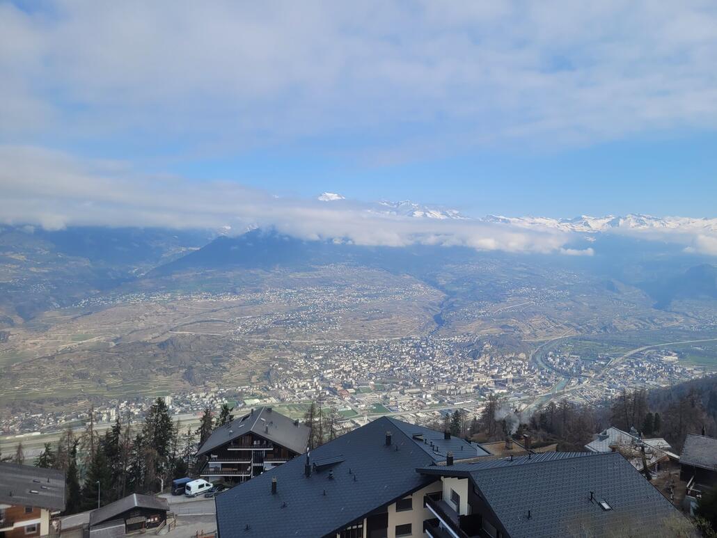 Blick auf Sion.<br />Die Piste nach Veysonnaz ist zwar ebenfalls sehr gut, die Qualität der Piste kommt aber deutlich nicht an die der Ours ran