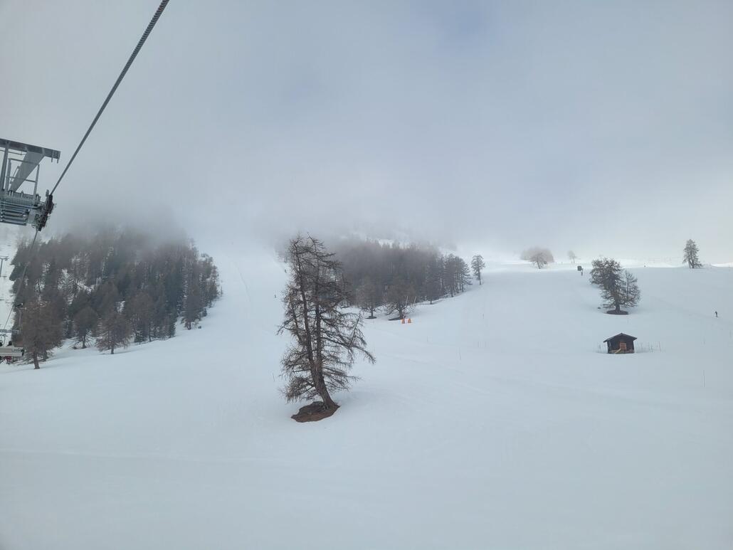 Gegen 10 zieht die Wolkendecke leider bis Etherolla. Schade, denn auch diese Piste hier gefiel sehr und besser als bei meinen bisherigen Besuchen in dieser Saison.<br />Richtung Nendaz sieht es sonniger aus