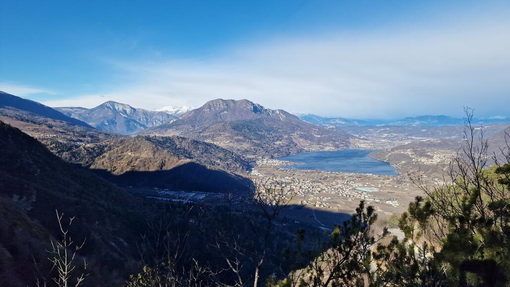 Tiefblick auf den Ort Caldonazzo und den gleichnamigen See bei der Anfahrt.