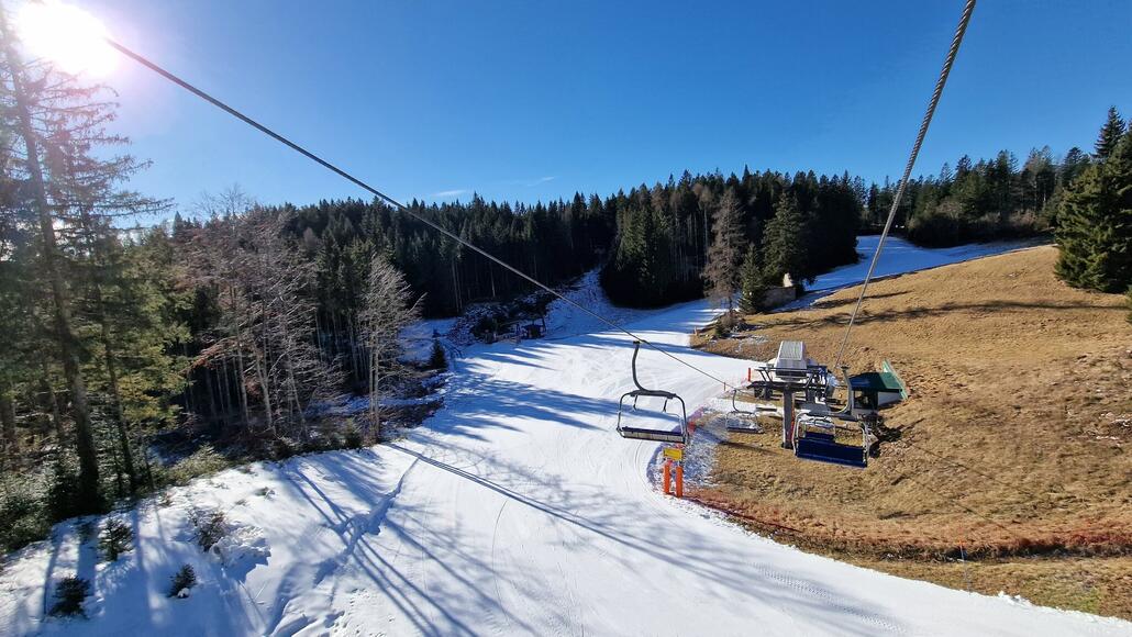 Talstationen der Sesselbahnen Ust und Sonneck. Die Bahn Sonneck fungiert hauptsächlich als Rückbringer und erschliesst sonst lediglich das flache Pistenstück am Waldrand.