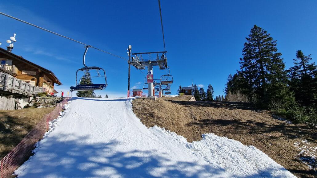 Auch hier steht technisch nur eine einzige Anlage mit Mittelstation, die gleichzeitig als Bergstation der Sesselbahn Virgo Maria sowie der gegenüberliegenden Sesselbahn Vezzena dient.