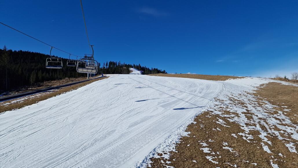 Ein kräftiger Regenschauer hätte der ohnehin dünnen Pistenauflage wohl den Todesstoss versetzt.