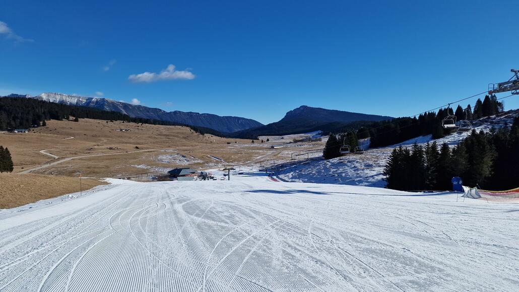 Von der Piste Vezzena bietet sich ein weiter Blick über die Hochebene bis zum Monte Verena.