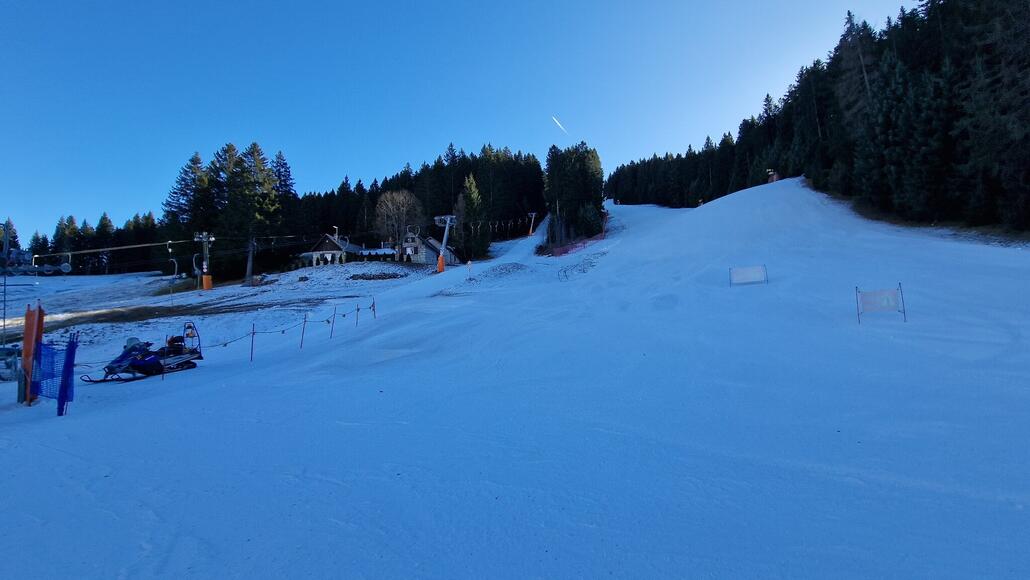 Tellerlift Rivetta. Aufgrund seiner Hangausrichtung der einzige schattige und annähernd winterliche Bereich im gesamten Gebiet.