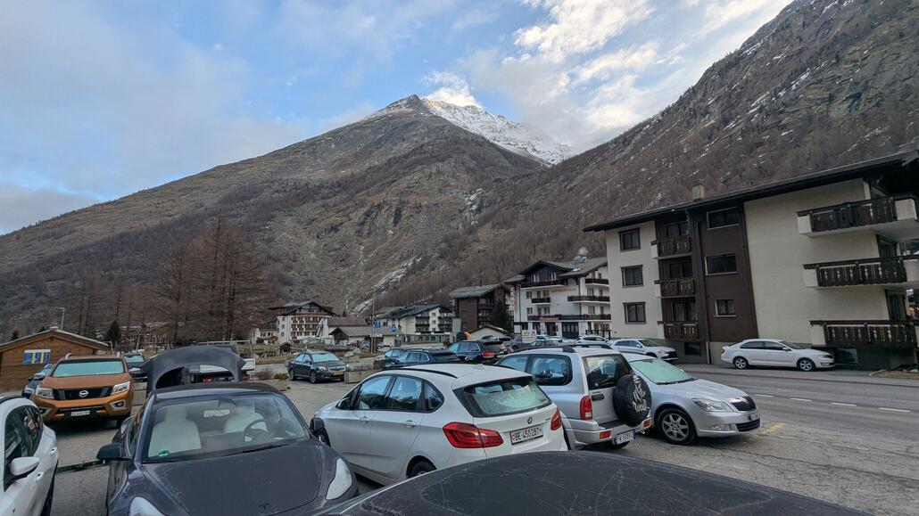 Parken in Saas Almagell für 5 CHF, eventuell heute Nachmittag noch hier Skifahren