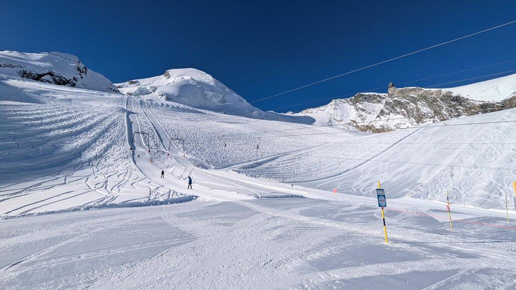 Super griffige und perfekt präparierte Sonnen Piste am Schlepplift der zum höchsten Punkt auf 3600 Metern führt. Ein Traum heute!