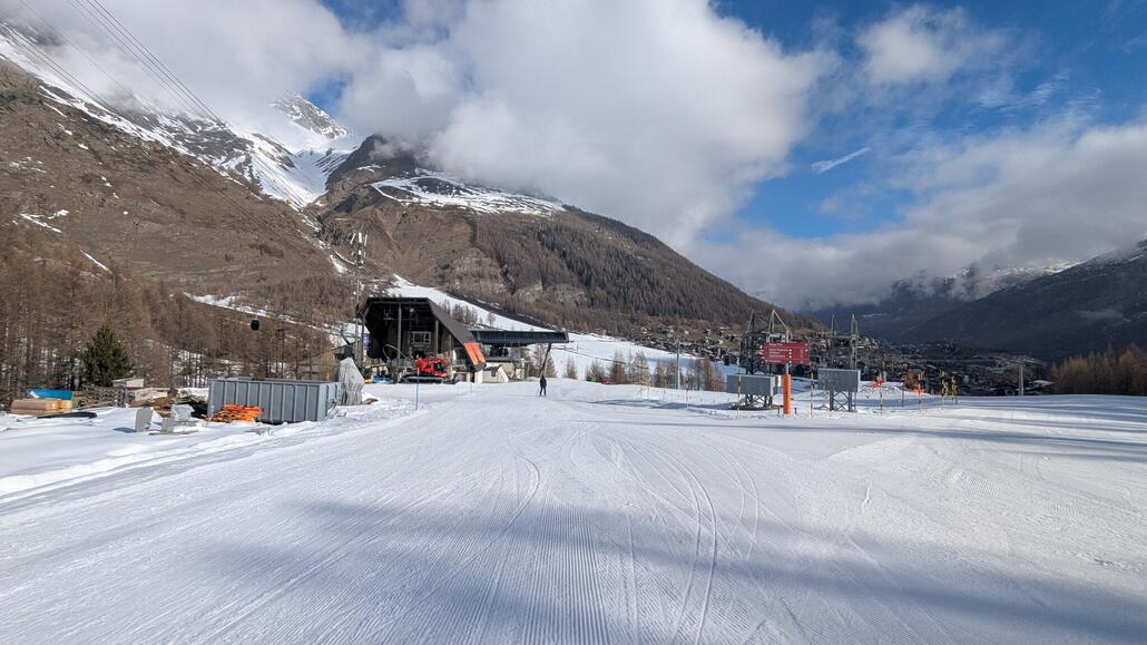 Talabfahrt zur Felskinn Bahn, unten ist der Schnee schon deutlich härter und eisiger. Toll dass man hier am Stück so viele Höhenmeter machen kann, bis zu 1800 am Stück, und das anders als z.b. in Sölden ohne Ziehweg zwischen drin!