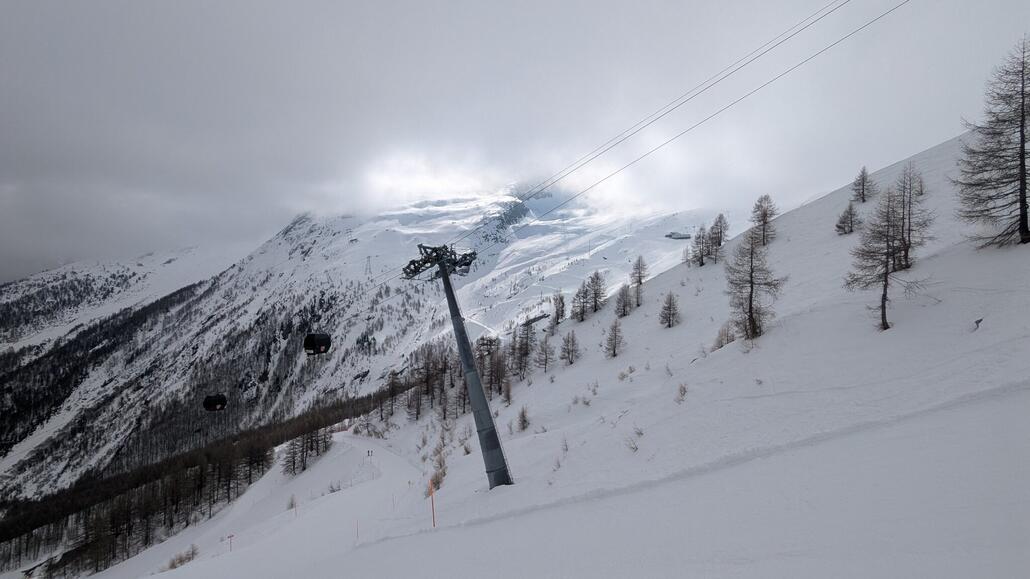 Bei der Talabfahrt an der Spielboden Bahn taucht man in den Hochnebel ein