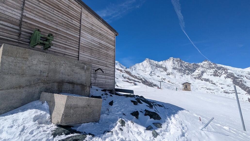 Bergstation Schlepplift Egginerjoch. Die holzhütte hier ist die ehemalige Talstation eines weiteren schlepplifts, der von hier noch weiter nach oben ging.