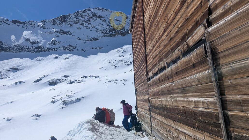 Heute eine tolle pausenlocation, früher die Talstation von einem Lift, der bis zu der gelb markierten Stelle nach oben ging. Heute hängt die bergstation mitten in einer steilen felswand, vermutlich war der Gletscher früher einfach so hoch, dass man hier gemütlich hochfahren konnte. Laut alten Pistenplänen, konnte man von dort oben dann bis zum Felskinn abfahren.
