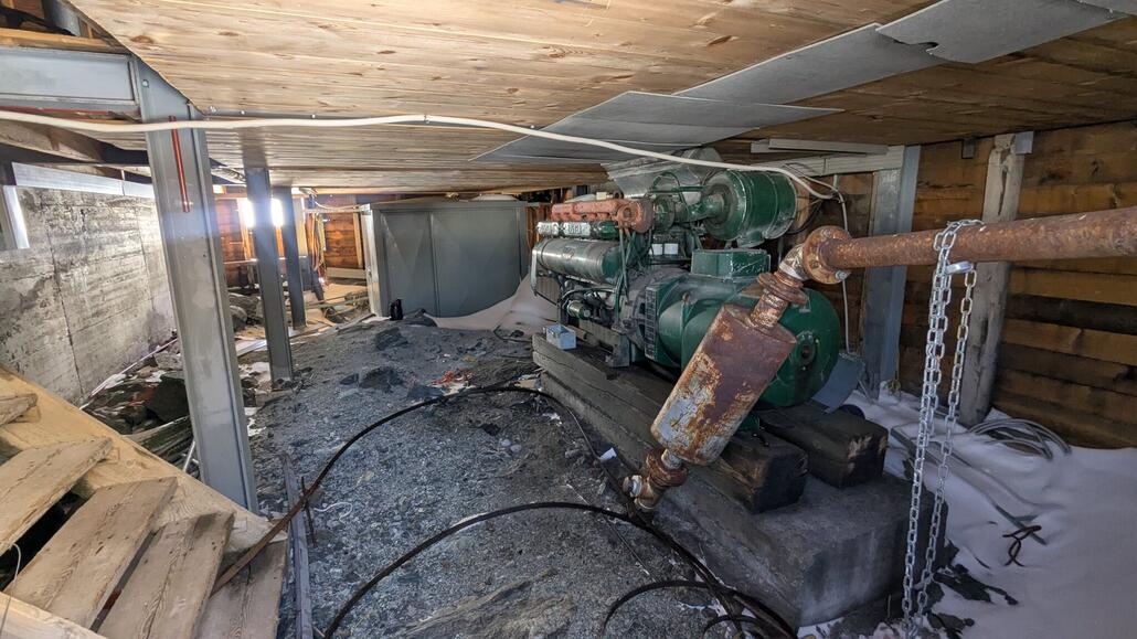 In der Hütte ist noch ein alter Dieselmotor.