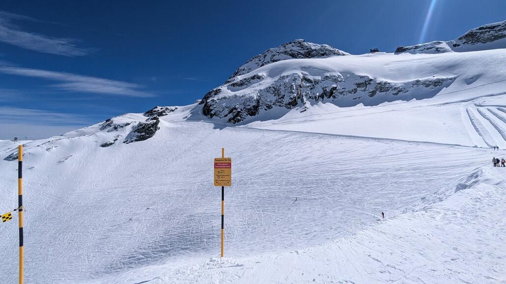 Die Skiroute Felsental von Felskinn ist super gut zu fahren mit griffigem Schnee!