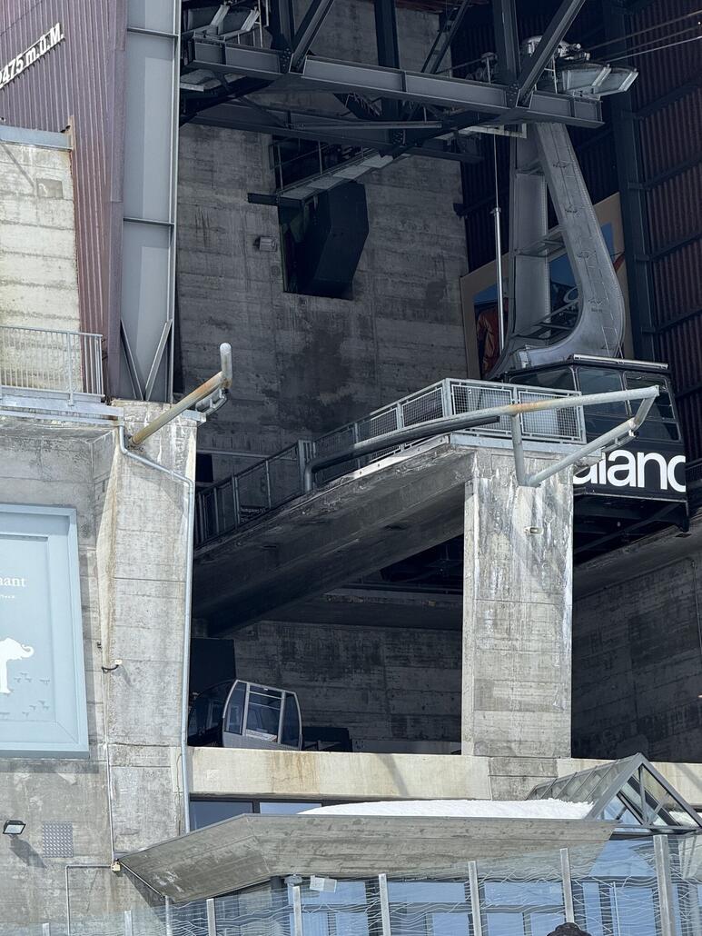 Die Kabinen treten ihre Reise zu neuen Besitzern an.