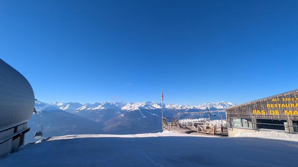 Bergstation. Leider ist die Talabfahrt geschlossen, und die mittelstation ist nur bergseitig, das heißt, wahrscheinlich muss man abends von hier oben herunterfahren, es sei denn, die gesperrte Talabfahrt ist doch noch einigermaßen fahrbar. Ein paar Spuren habe ich zumindest gesehen.