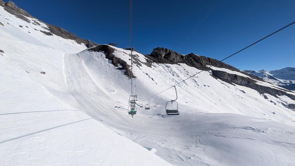 Hier oben kommt plötzlich ein starker Wind auf. An der Kasse wurde ich gefragt, ob ich eine Versicherung abschließen will, weil eventuell am Nachmittag die Lifte schließen. Das habe ich abgelehnt, da man den Skipass bis 12:30 Uhr zurückgeben kann, und dann nur den halbtagespass bezahlen muss. Hoffen wir, dass es bis dahin zumindest durchhält.