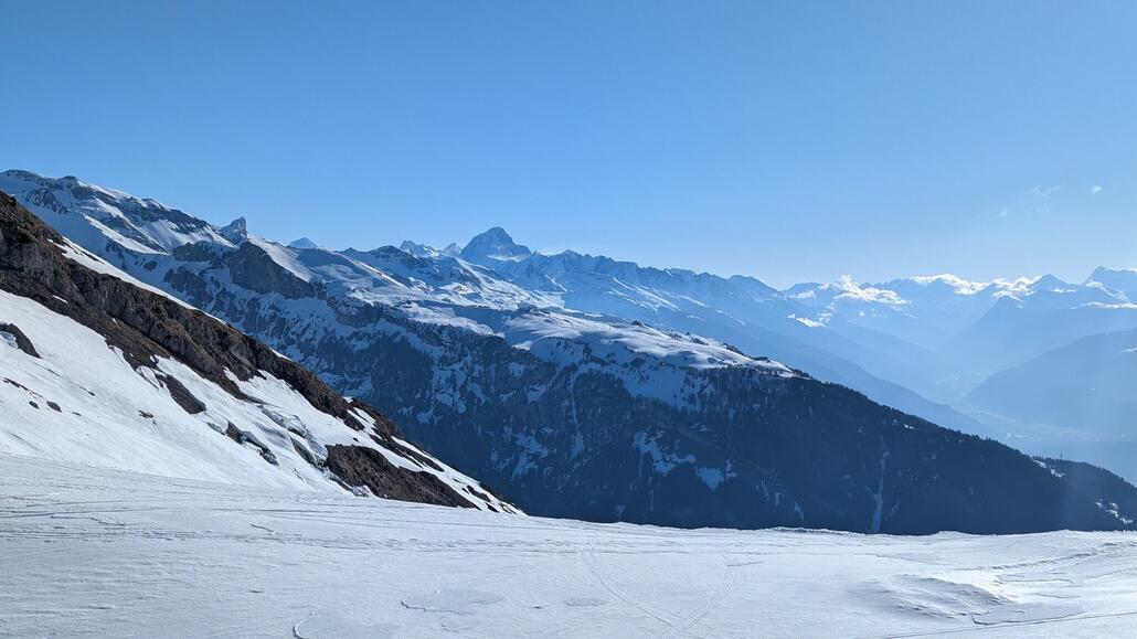 Zoom nach Crans Montana. Eigentlich wollte ich heute hier fahren, aber da die Piste vom Gletscher nicht geöffnet ist, mach das keinen Sinn, da so viel Geld zu bezahlen.