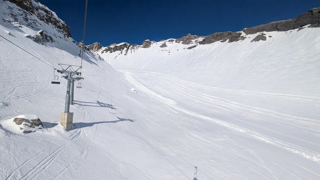 Die gesperrte Piste an der oberen Sektion des Dreier sessellifts lässt sich aber gut fahren