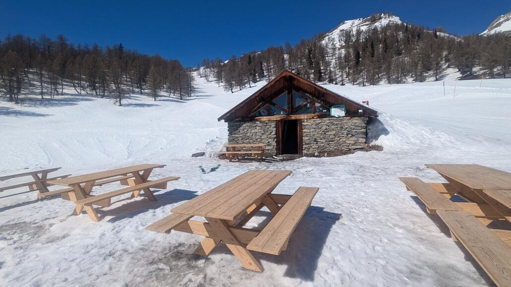 Super, schöne Pausen Location, mit modernen bequemen bänken, und einer Hütte, in der sogar ein Grill verbaut ist, und Brennholz daneben liegt. Ob man den einfach benutzen darf?